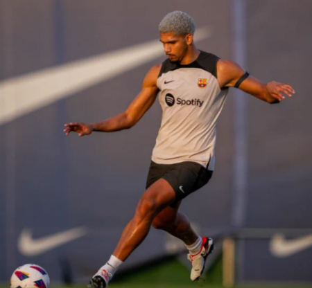 إصابة رونالد أراوخو في برشلونة وتعرض تشافي ورافينيا للإيقاف